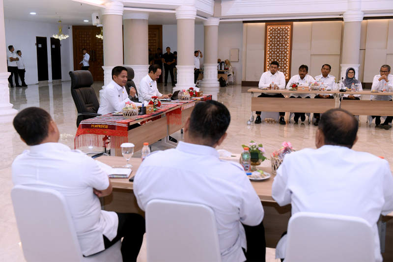 PJ Gubsu pimpin rapat bersama Bupati dan Walikota se Sumut (2)
